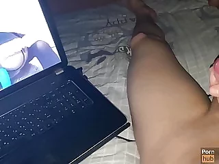 Jerking off to porn in the laptop! Cumming On Herself