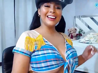 Curvy Latina camgirl with big ass - Amateur solo